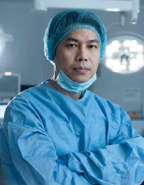 Bác sĩ Phạm Hồ Nam trực tiếp tư vấn thẩm mỹ cho khách hàng