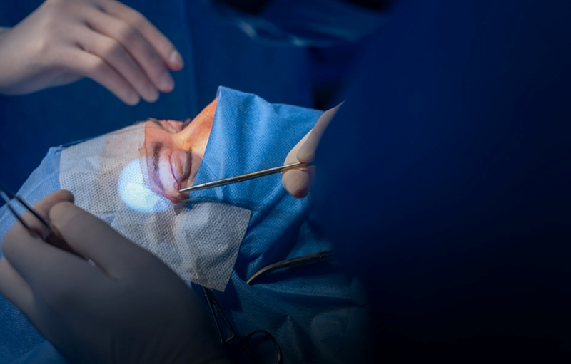 Bác sĩ Phạm Hồ Nam đang thực hiện cắt mí quận 3