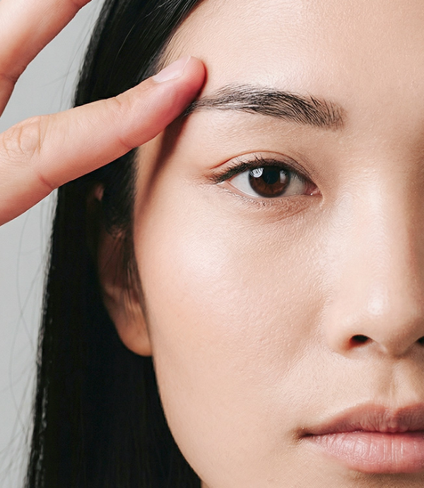 Bác sĩ Phạm Hồ Nam đang thực hiện cắt mí