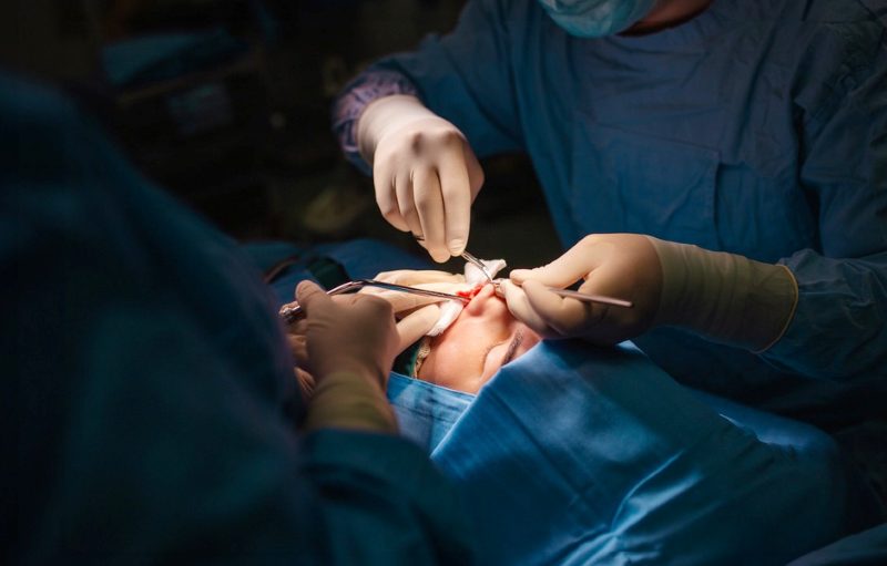 Bác sĩ Phạm Hồ Nam đang thực hiện nâng mũi