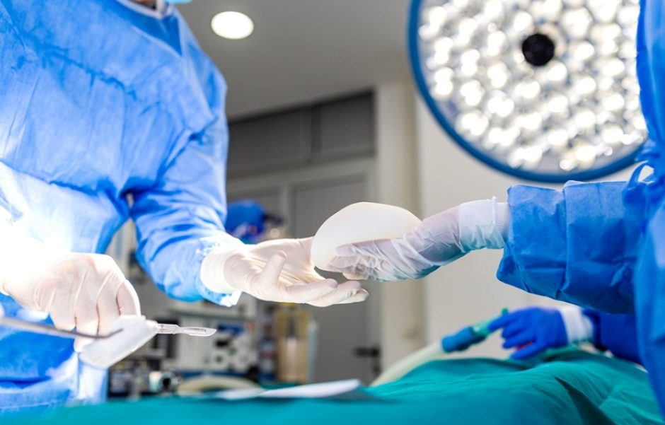 Bác sĩ Phạm Hồ Nam đang thực hiện nâng ngực