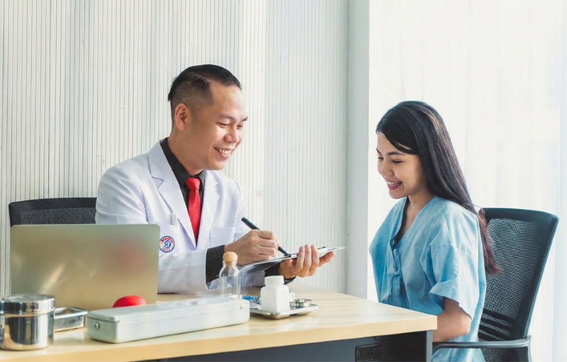 Bác sĩ Phạm Hồ Nam thăm khám tư vấn căng da mặt